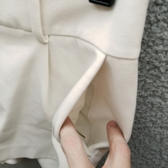 Diane Von Fustenberg Women's 2 White Pleated Shorts 29.25" 2.75" 9" - Picture 3 of 9